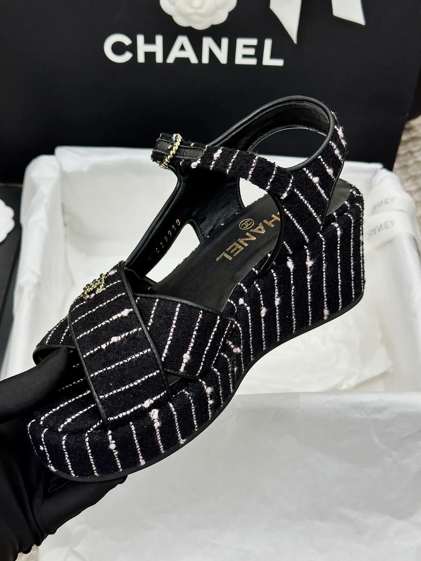 👟👟Ex-factory price 480👟👟 CHANEL C Jia Xiaoxiang 23ss new wedge heel open toe high heel sandals. Top counter quality. The moment you put it on your feet, it is still super stunning. 🔥All materials are customized according to the original version! Upper: imported first-layer calfskin/imported fragrant cloth/ lining: imported sheepskin, foot pad: sheepskin sole: outsole imported from Italy Size number: 34-40